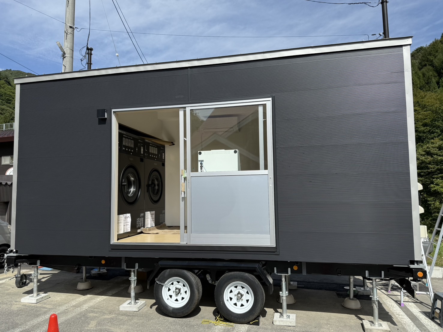 フォード シムカ ヴデット 1958 & Henon トレーラーハウス トレーラーハウスのコダマカーゴは天然木檜製で動く小屋。レンタル